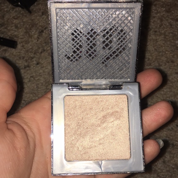 Hoola Benefit bronzer and an Urban Decay Highlight - Picture 4 of 5